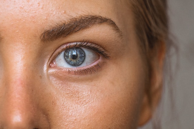 ¿Cuál es el hilo tensor de NeoGenesis específico para tratamientos alrededor de los ojos?