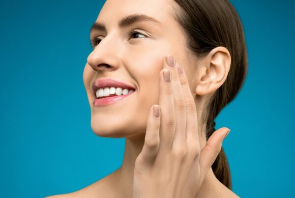 Varioderm Subdermal se posiciona como una herramienta de excelencia para procedimientos como la rinomodelación y el contorno mandibular, gracias a su alta reticulación y capacidad de proyección.